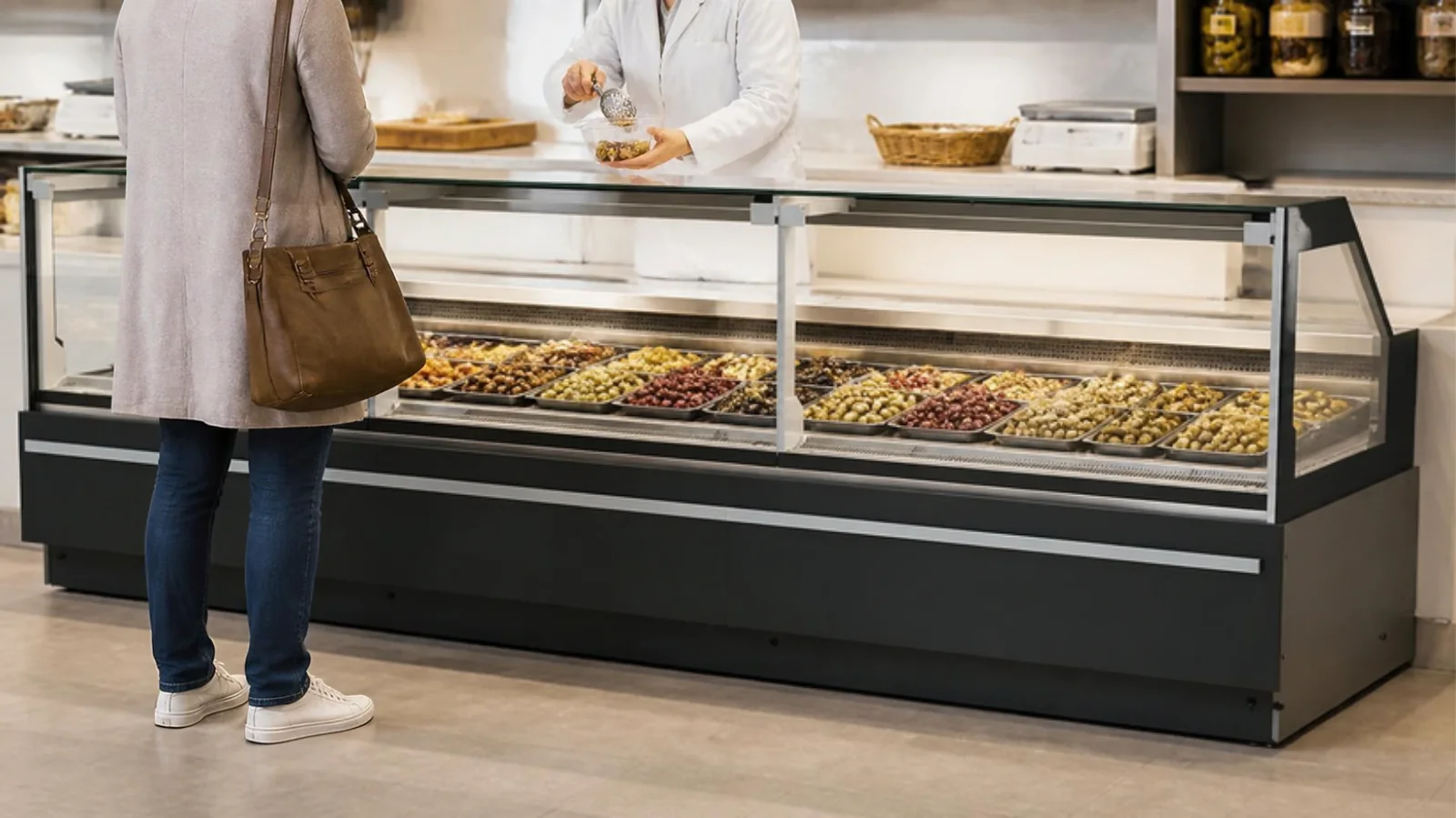 Vendeuse servant un client à un comptoir charcuterie